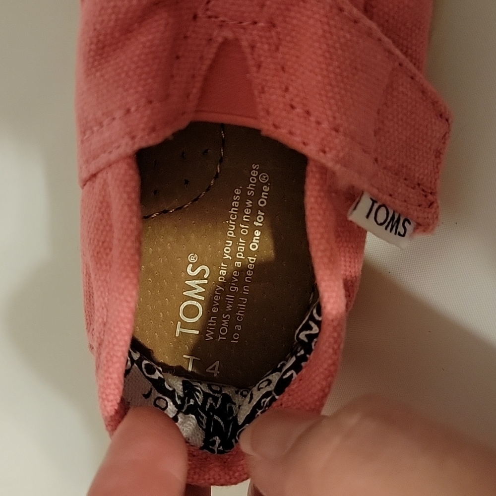 Toms - Picture 3 of 3